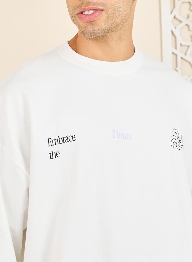 ستايلي تيشيرت تيري محبوك بقصة واسعة بطبعة شعار احتضان أمامي وخلفي - Image 4